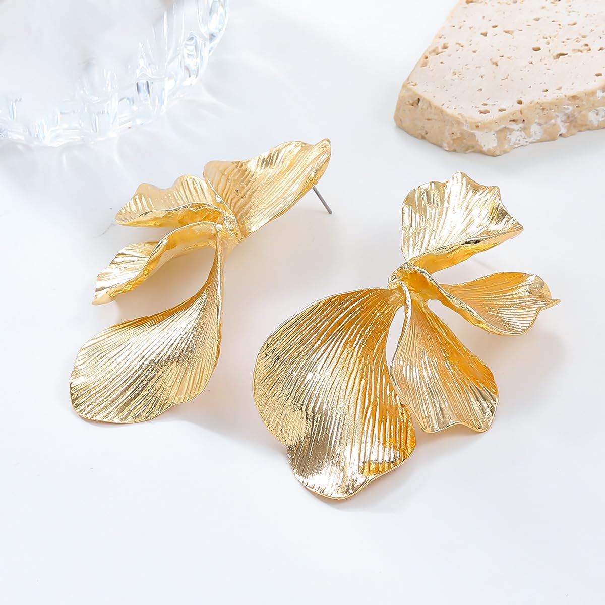 Orecchini dorati a forma d'oro per donne - Design elegante e moderno